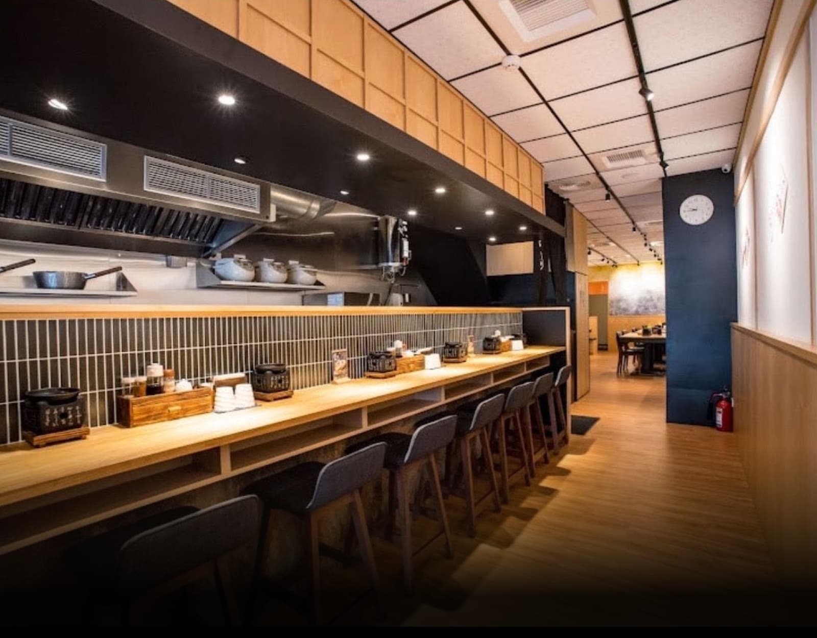 逸之牛博愛店內部舒適座位與用餐情景